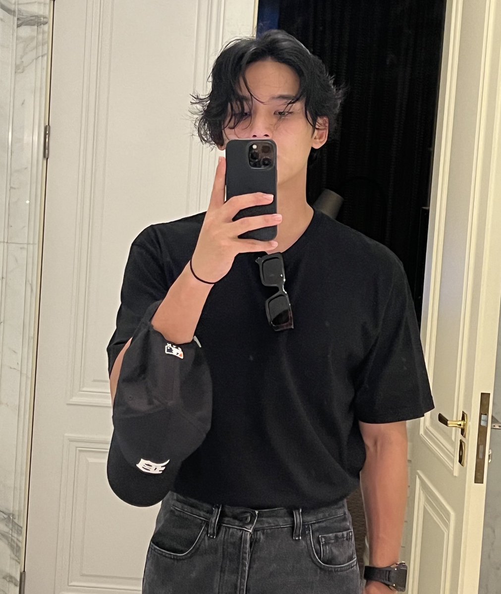 i live for mingyu’s mirror selca