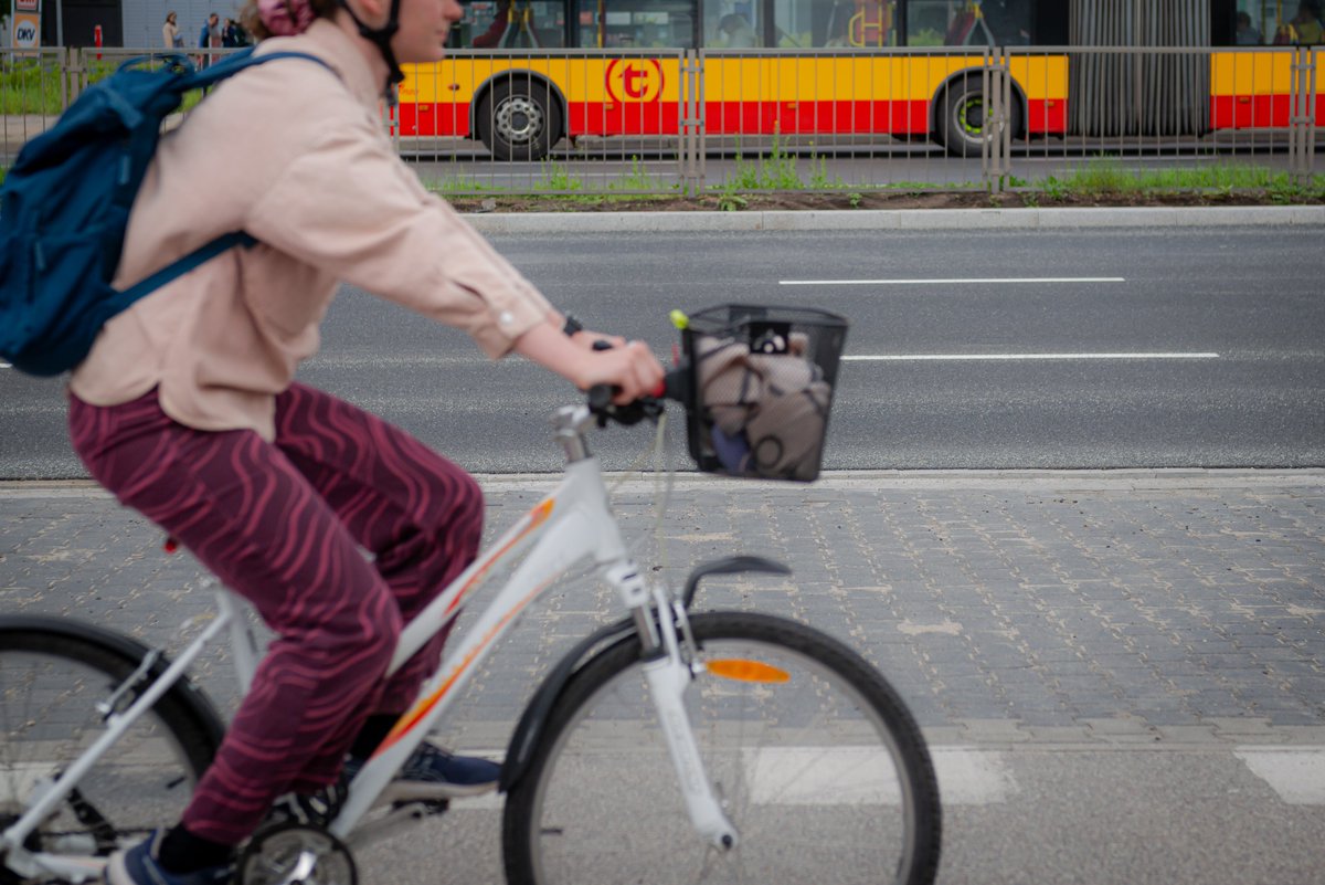 🫡 Zgodnie z planem od dzisiejszego poranka z powrotem dostępna jest wschodnia jezdnia ulicy Czerniakowskiej po kolejnym etapie frezowania.
🧱 Wymiana nawierzchni trwała całą majówkę. Wcześniej Zakład Remontów i Konserwacji Dróg sukcesywnie wymieniał zaś same krawężniki.