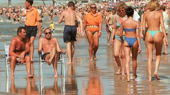 Een nostalgische foto van een Hollands strand toen alles nog wit en blank was. Ergens jaren 90, schat ik.