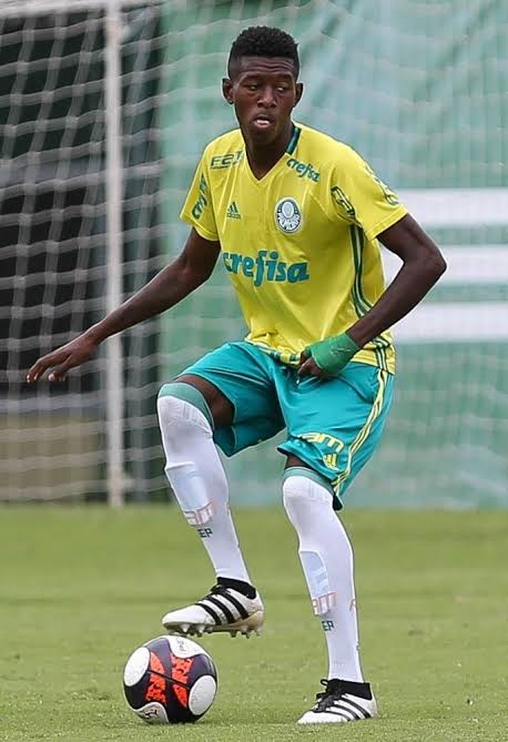 Um ZAGUEIRO da base do Palmeiras vai a Itaquera, vê SEIS BOLAS entrarem no seu gol num único jogo (UMA a cada QUINZE MINUTOS) e teve inocente que caiu na desviada de foco dele... 😎

Bom domingo a todos.

#Corinthians #Inter #Brasileirao #Vitao