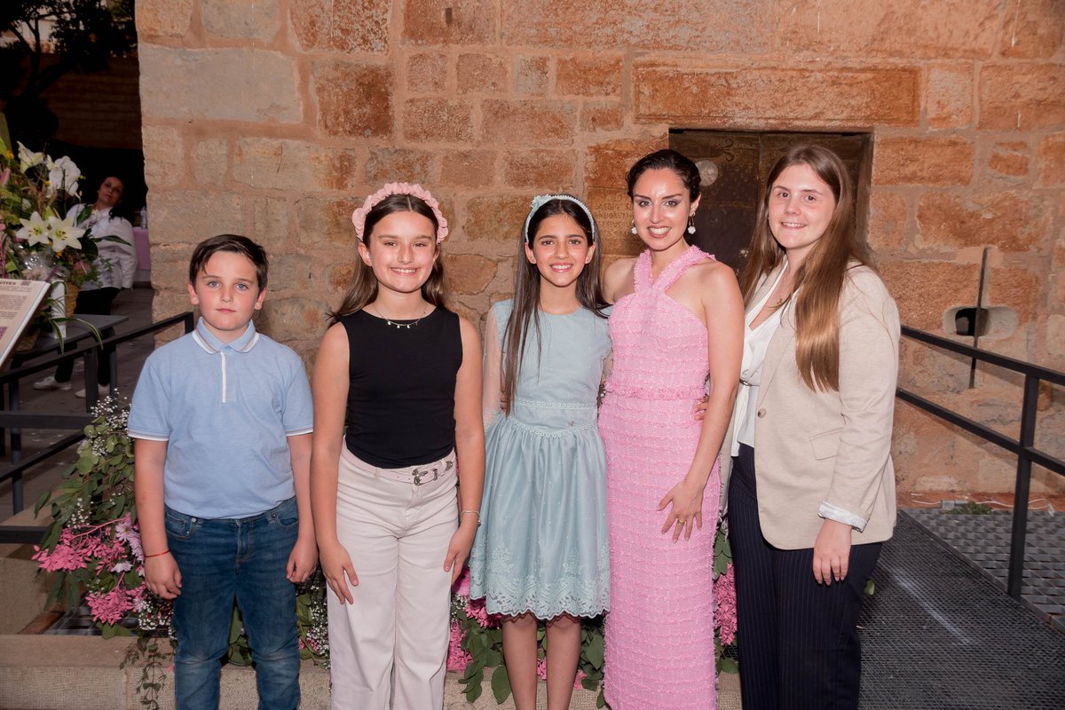 Els nostres representants del 2026, van assistir a l'acte d'elecció de les Falleres Majors de FJFS per a les falles 2026.
En nom de tota la comissió, volem donar l'enhorabona a Noa i Ana.

#fallessagunt #falles2026 #fallalapalmera #palmeritosinfantils #Palmeritos #monfaller #fjfs