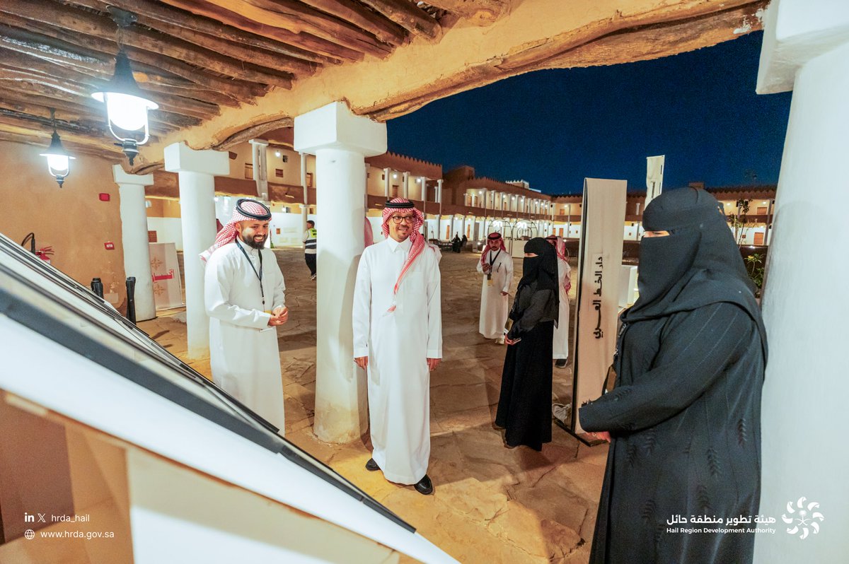 زار الرئيس التنفيذي لـ #هيئة_تطوير_حائل، أ.عمر بن عبدالله العبدالجبار،فعالية"أساريد" المقامة في قصر القشلة التاريخي، بتنظيم من نادي الفنانين، وذلك تزامناً مع إعلان عام 2025 عاماً للحرف اليدوية، واطّلع سعادته على أركان الفعالية المتنوعة في بيئة تحاكي ملامح الزمن الجميل وتعكس هوية