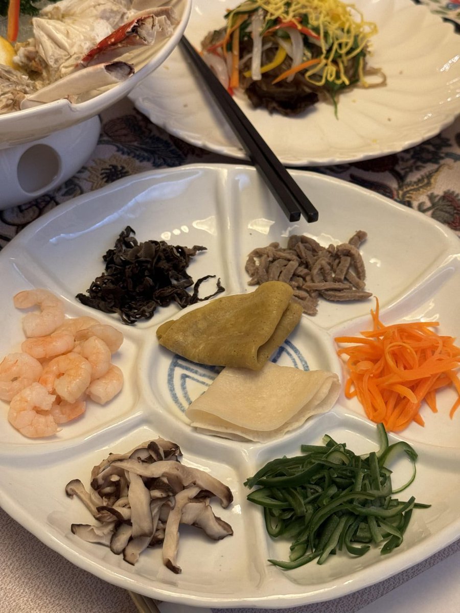 これは舌の上の彩りの饗宴で、自然の食材と工夫を凝らした選択が集まります。さわやかでシャキシャキしたキュウリの千切り、柔らかい海老海老、濃厚なキノコの香り……どれも自然の味を表現しています。