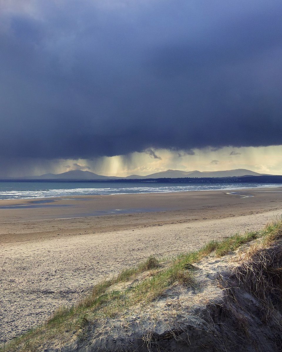A storm rolls in from the sea at Harlech beach.

#WalesCoastPath #LlwybrArfordirCymru #Wales #Cymru #CroesoCymru #Harlech #DiscoverWales #MyWales #CaruCymru #LoveWales #WalesOnline