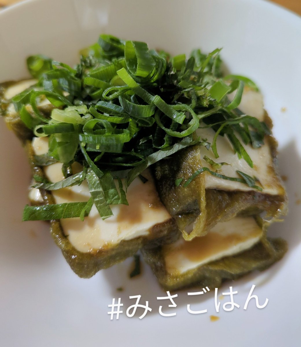 【昆布巻き豆腐】
絹ごし豆腐にとろろ昆布を巻いた1品。
昆布の旨みがぎゅぎゅっと染み込んだ豆腐が美味。
薬味もたっぷり乗せて頂きました。
本日もお疲れ様でした🍻
#みさごはん
#おうちごはん
#料理好きな人とつながりたい
#料理記録 127