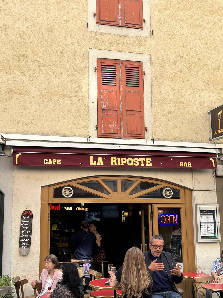 ABenizus's tweet photo. @AkimOmiri après l’emission, le bar. 
Ça va vite 😂 https://t.co/OYCJbcdCbB