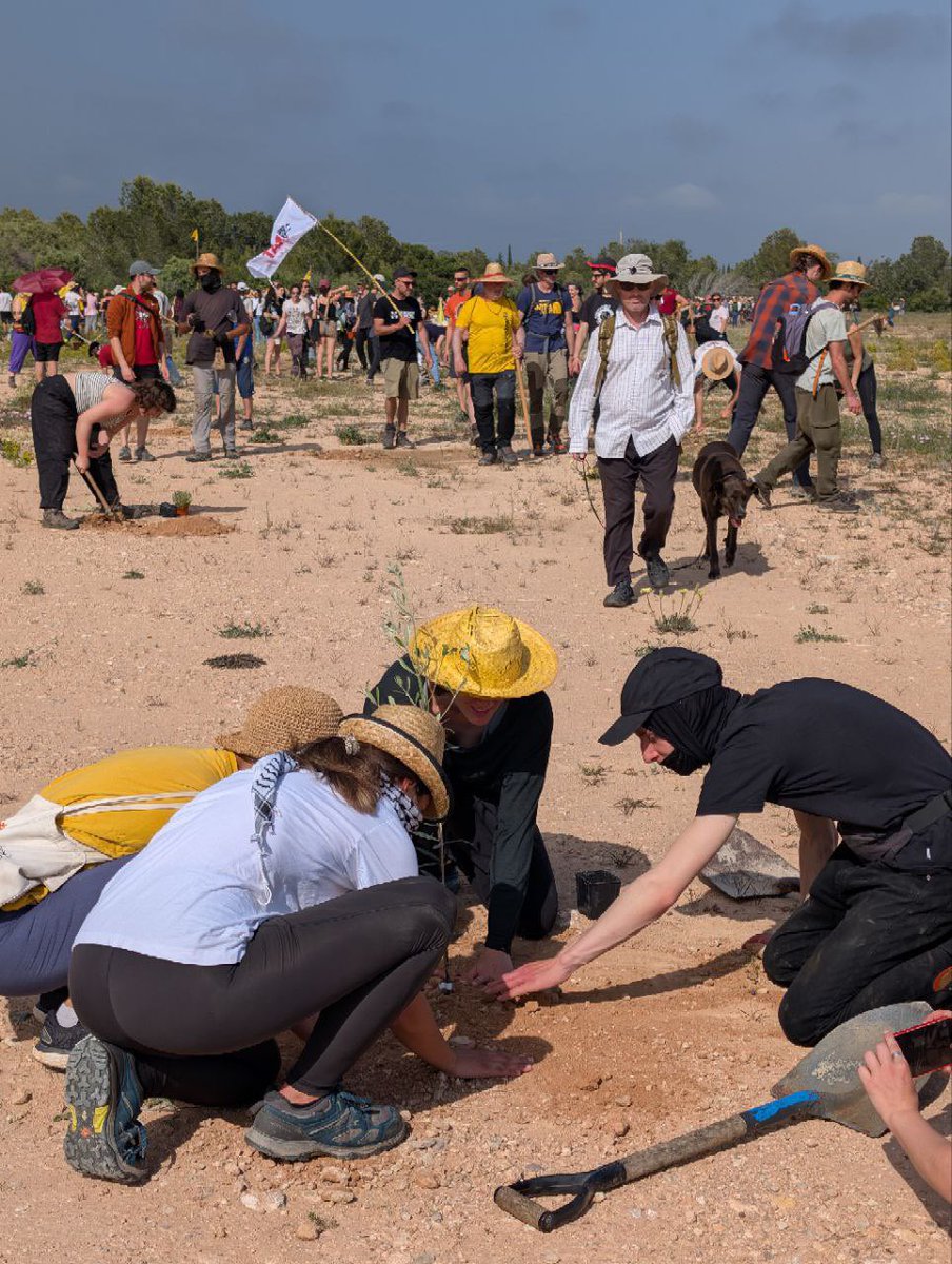 Ni la terra ni les dones som territori de conquesta

Som a Revoltes de la Terra, defensant i lluitant des del feminisme i l’ecologisme un futur de vides dignes per a totes.

Visca el poder de la gent organitzada ❤️‍🔥