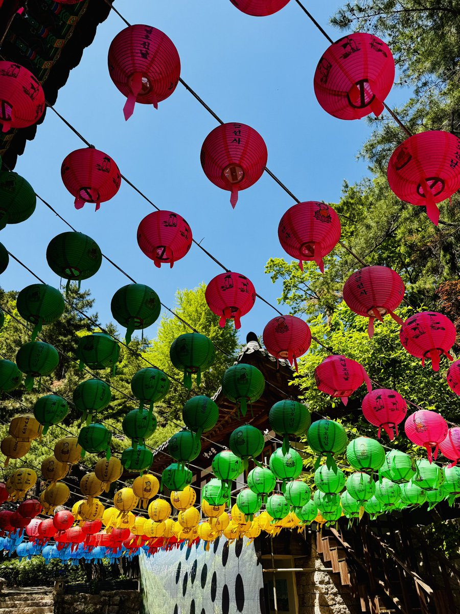 온 세상에 부처님의 자비를…

#북한산, #금선사, #부처님오신날.