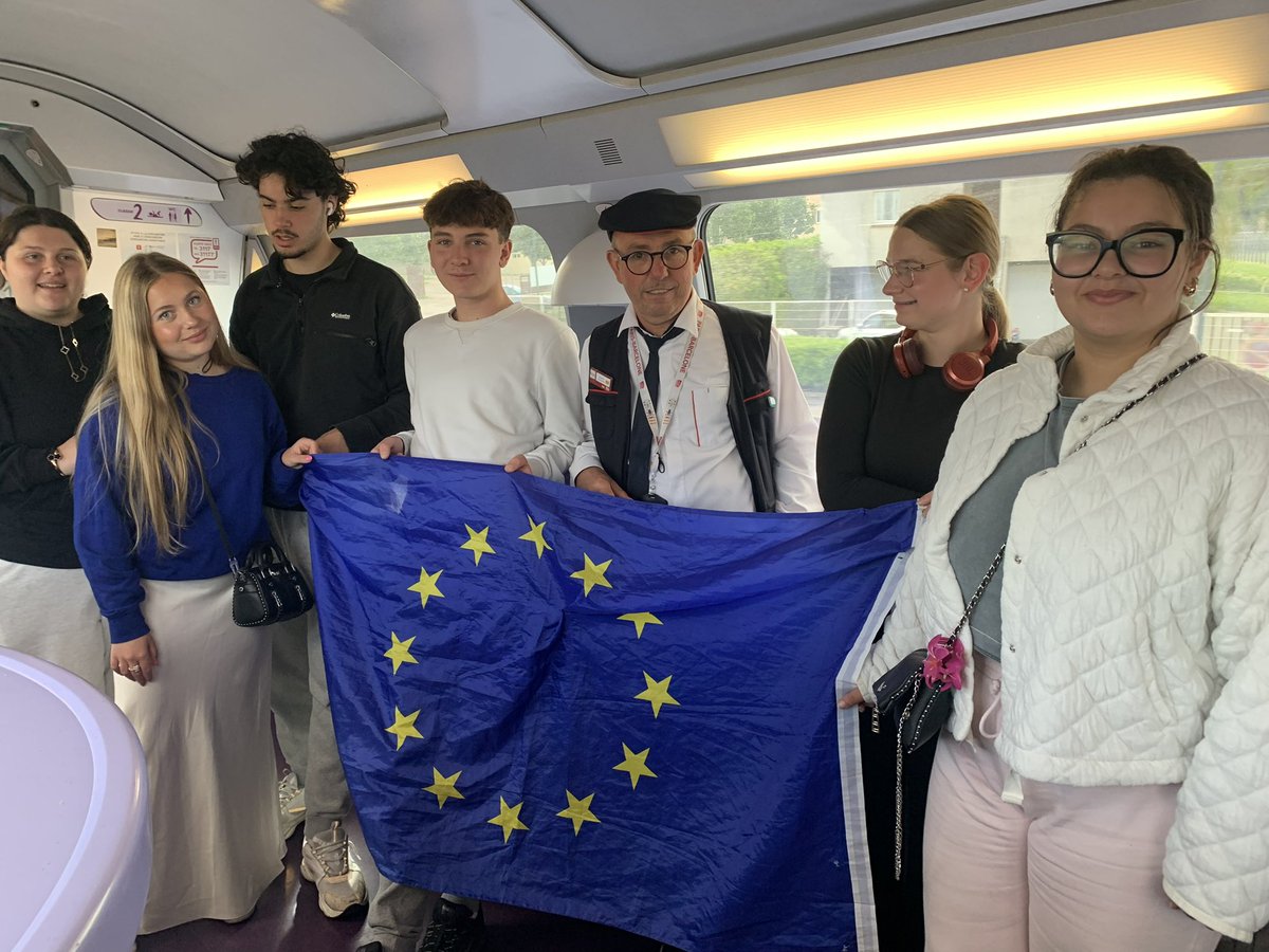 KaderMedjbeur's tweet photo. Clin d’œil des apprenants du LPO Portes de l’Oisans en mobilité Erasmus+ via le Consortium CERA :DRAREIC – GIP FIPAG ,en route pour Barcelone : rencontre avec le contrôleur TGV autour du drapeau européen, 1 des 5 symboles de l’UE #drareic #Erasmus #Lyceeportesdeloisans #vizille https://t.co/f22WKcpPKi