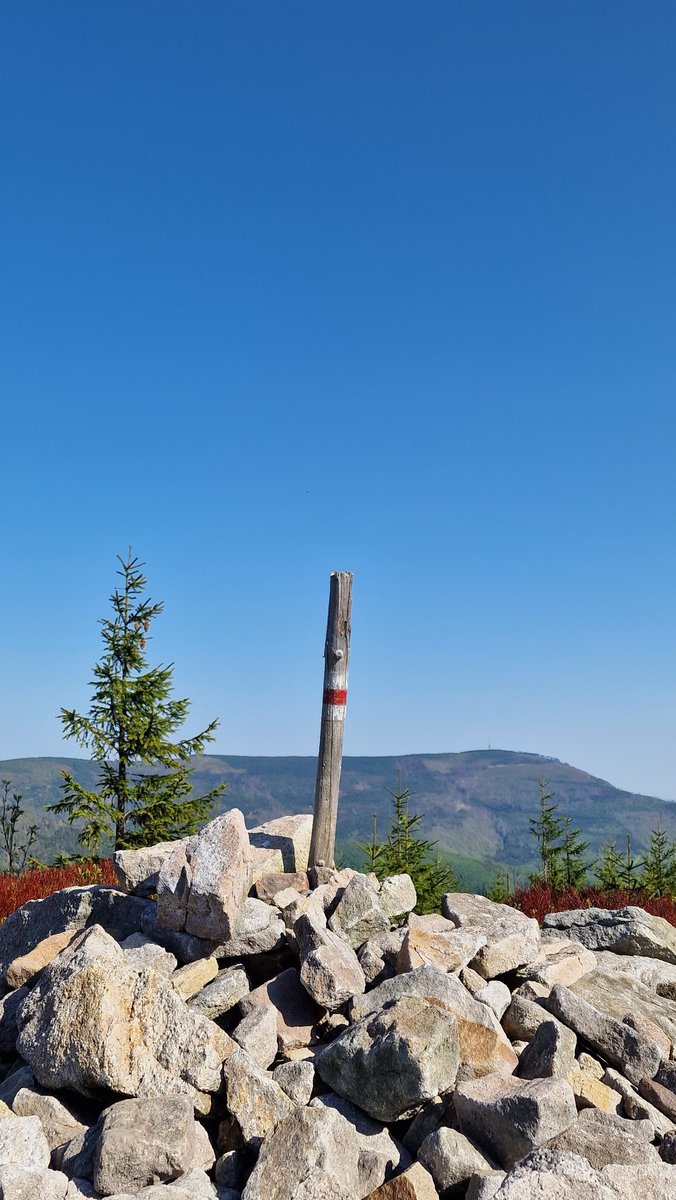 SzpilNa's tweet image. Wczoraj rozpocząłem swoją przygodę ze zdobyciem Korony Gór Polski.
Widoki na trasie rewelacyjne, ponad 22km w nogach i możliwość sprawdzenia swoich słabości.
Skrzyczne szczytem numer jeden z dwudziestu ośmiu szczytów do zdobycia.
#KGP2025 #Skrzyczne #gory #KoronaGorPolski
