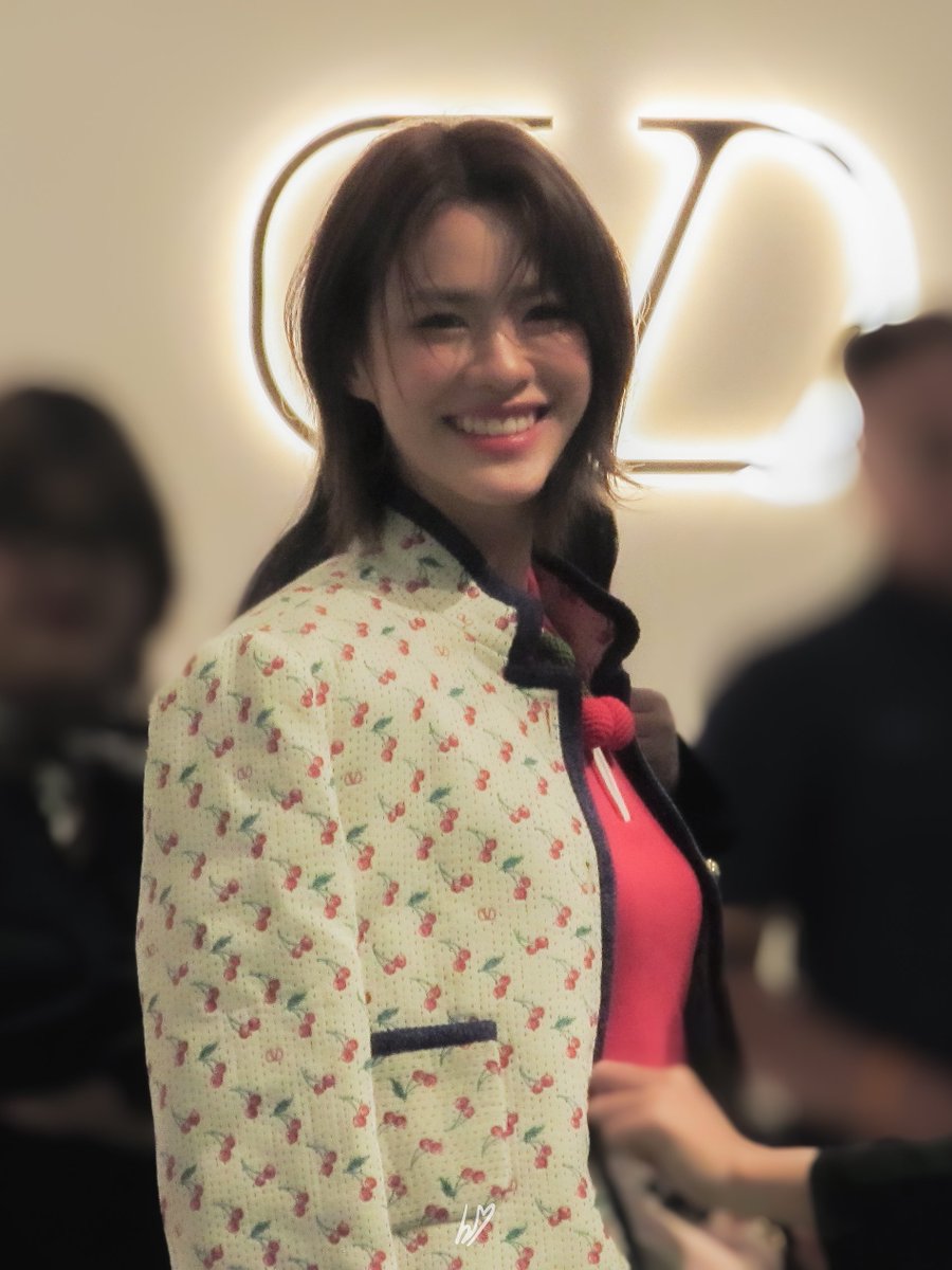 she has prettiest smile🥹🧡

#emiamily