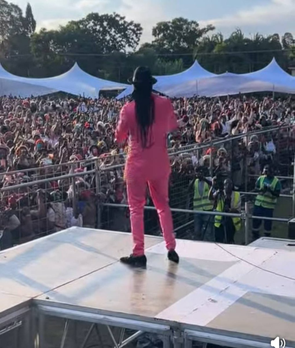 Lets settle this once again😎

🔁   for Winky D.  &amp;    ❤️for Jah Prayzah