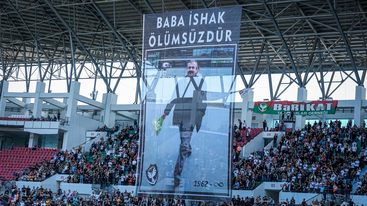 “Yüreğimizde yaşayacaksın Sırrı abe” 
#SırrıSüreyyaÖnder ♾️