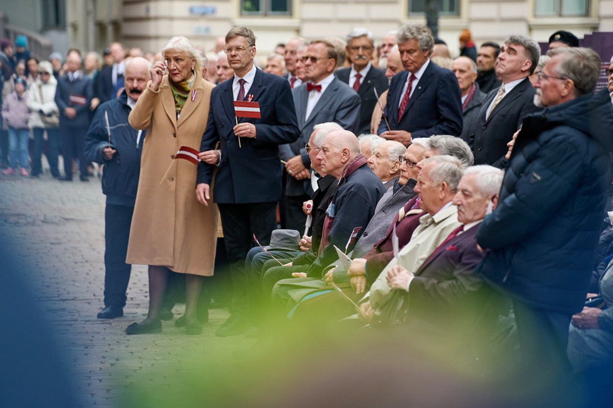 Tie ir viņi  – Augstākās padomes deputāti  –, kuri pirms 35 gadiem drosmīgi balsoja par brīvu Latviju.

Tieši viņi pieņēma Deklarāciju par Latvijas Republikas neatkarības atjaunošanu, lai mēs šodien varētu godināt un svinēt Latvijas brīvību. 🇱🇻