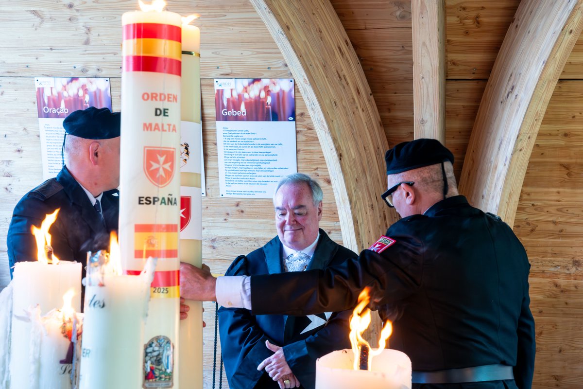 La procession vers la Grotte s'est achevée par la récitation du Regina Cœli et l'offrande du cierge, qui a été ensuite déposé dans la chapelle des Lumières. Une tradition qui réunit des millions de pèlerins dans un même geste de foi et de confiance envers la Vierge.