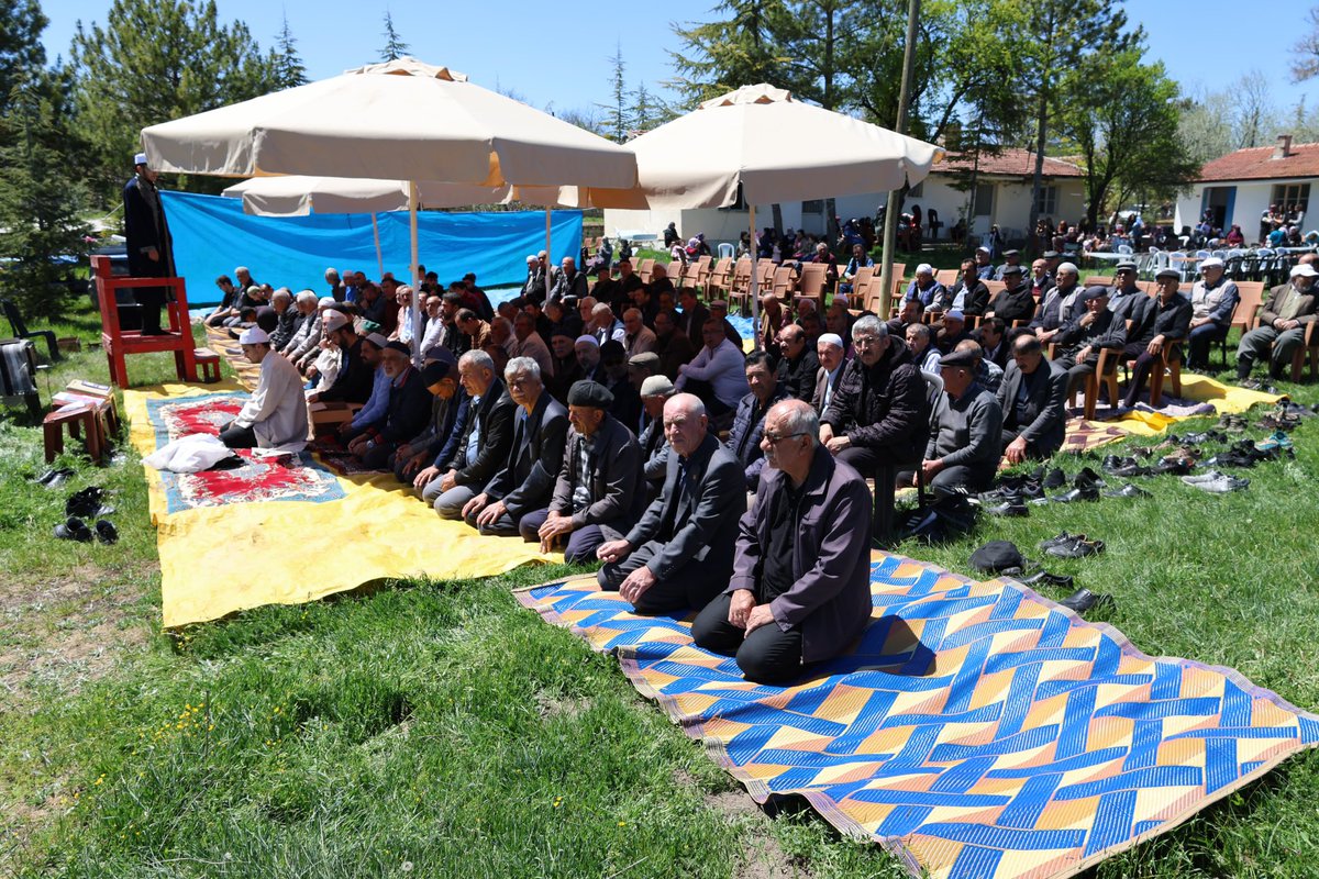 Kaymakamımız Sn. İsmail ŞANAL, İkipınar, Yeniyurt ve Aşağıdudaş mahallelerimizde Yağmur Duası Programına katıldı. Sn. Kaymakamımız vatandaşlarımızla bir araya gelerek sohbet etti.