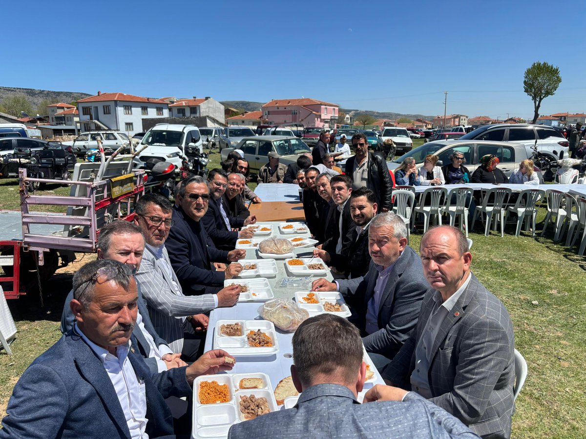 Muttalıp; Emirler, Orta, Koyunlar Mahallelerimizde düzenlenen yağmur duasına teşkilat üyelerimizle birlikte katılım sağladık vatandaşlarımızla hasbihal ettik, aynı sofraya oturduk, aynı duaya amin dedik.

Rabbim dualarımızı kabul eylesin, mahsullerimizi bereketlendirsin