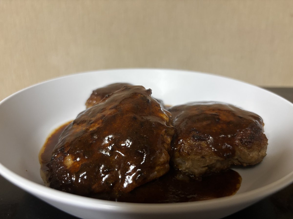 2744_cherry's tweet photo. 計10個のハンバーグが出来ましたー✌️
軽く酔ってても意外と作れるんやねぇー
5個は家族で、残り5個は冷凍いつかのおばあちゃんが楽になるようにしておきます✨👵 https://t.co/0DXa9D3Vjd