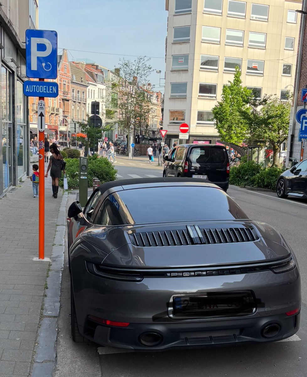 Ondertussen in de stad van licht en liefde. #autodelen