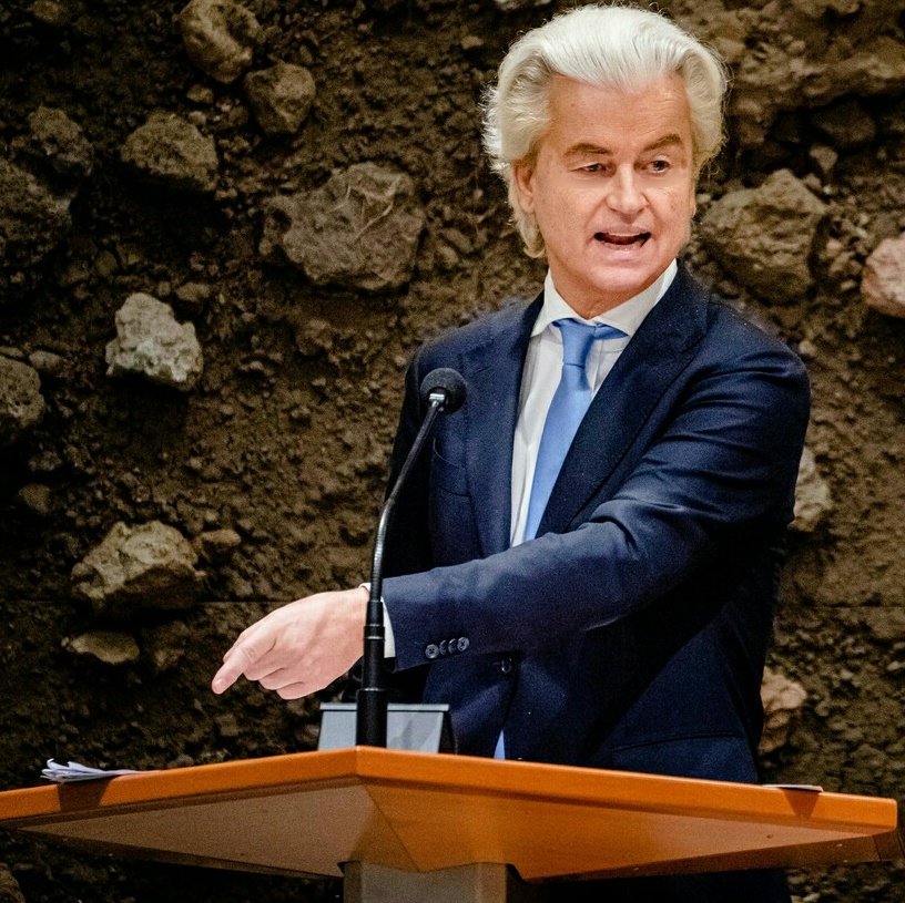 #Wilders heeft gereageerd op het luxe uitje voor 'asielzoekers' naar de Efteling. Gelukkig heeft minister Faber hier direct een streep door gezet. 
Wilders: "Heel goed, geen gratis uitje naar de Efteling. Ik weet nog wel een ander uitje: met z'n allen in een bus het land uit."