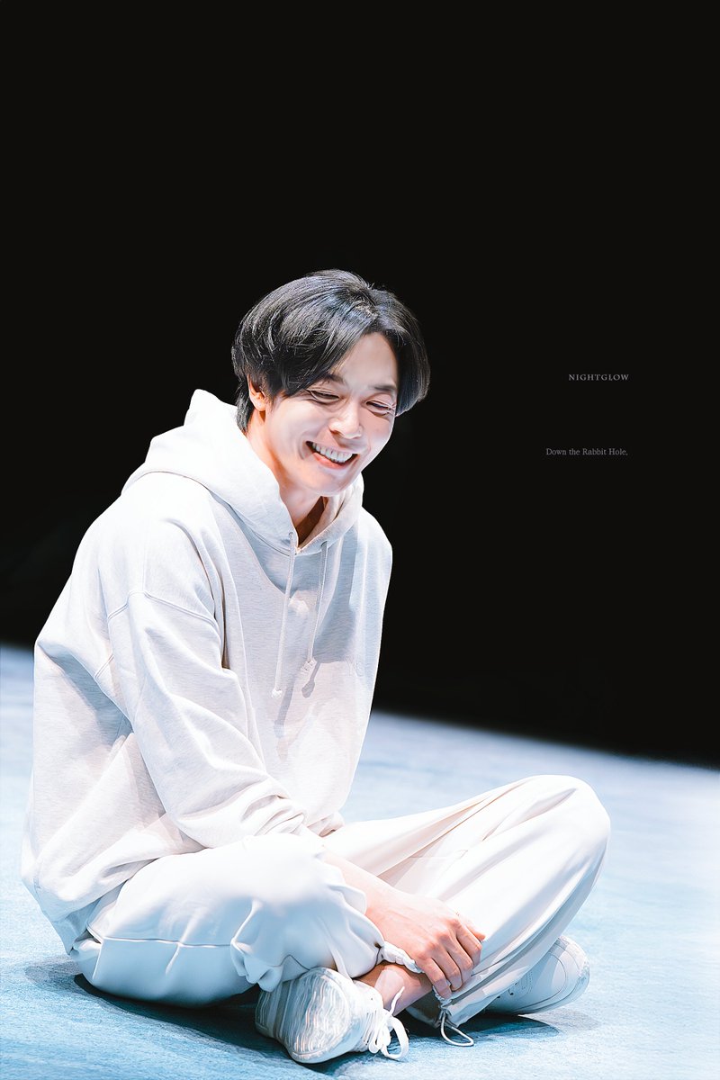 250504 저녁 
연극 화이트래빗 레드래빗 
#김재욱 배우님 무대인사 

LIFE, is the most common way
ㅡto commit suicide.