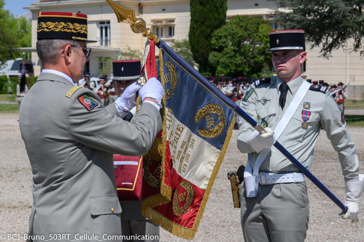 503eRT's tweet image. L’Étendard du 503e régiment du Train s'est vu remettre la croix de la Valeur militaire à la suite de ses engagements au Sahel de 2013 à 2022 dans le cadre des opérations « Serval » et « Barkhane ».
La cérémonie fut présidée par le GDI Pierre Fauche commandant le @CommandementALT.