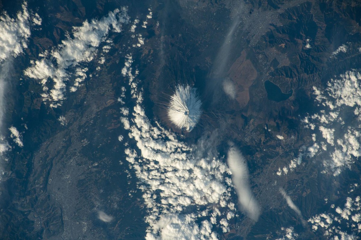 FifthPlanetNet's tweet image. Mount Fuji, snow-capped and majestic, rises in Japan&apos;s Yamanashi and Shizuoka prefectures, seen from the International Space Station 260 miles above Earth.

#NASA #STEM #Space #Science #EarthPhotography #Geography #Japan #Fuji