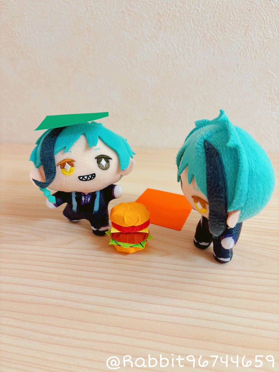 Rabbit96744659's tweet image. 🦈）みてぇ！おりがみで🍔つくった！！

🐬）おや…これはたべれますか？たべれますよね！では、いただきます！