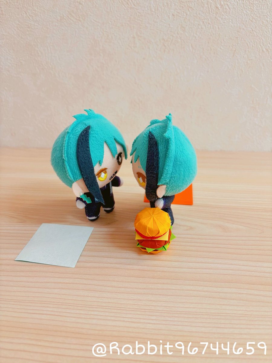 Rabbit96744659's tweet image. 🦈）みてぇ！おりがみで🍔つくった！！

🐬）おや…これはたべれますか？たべれますよね！では、いただきます！