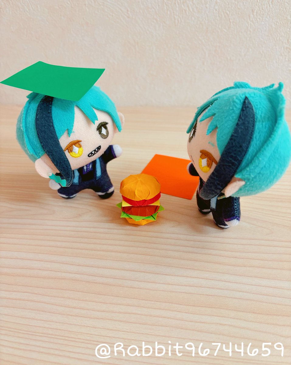 Rabbit96744659's tweet image. 🦈）みてぇ！おりがみで🍔つくった！！

🐬）おや…これはたべれますか？たべれますよね！では、いただきます！