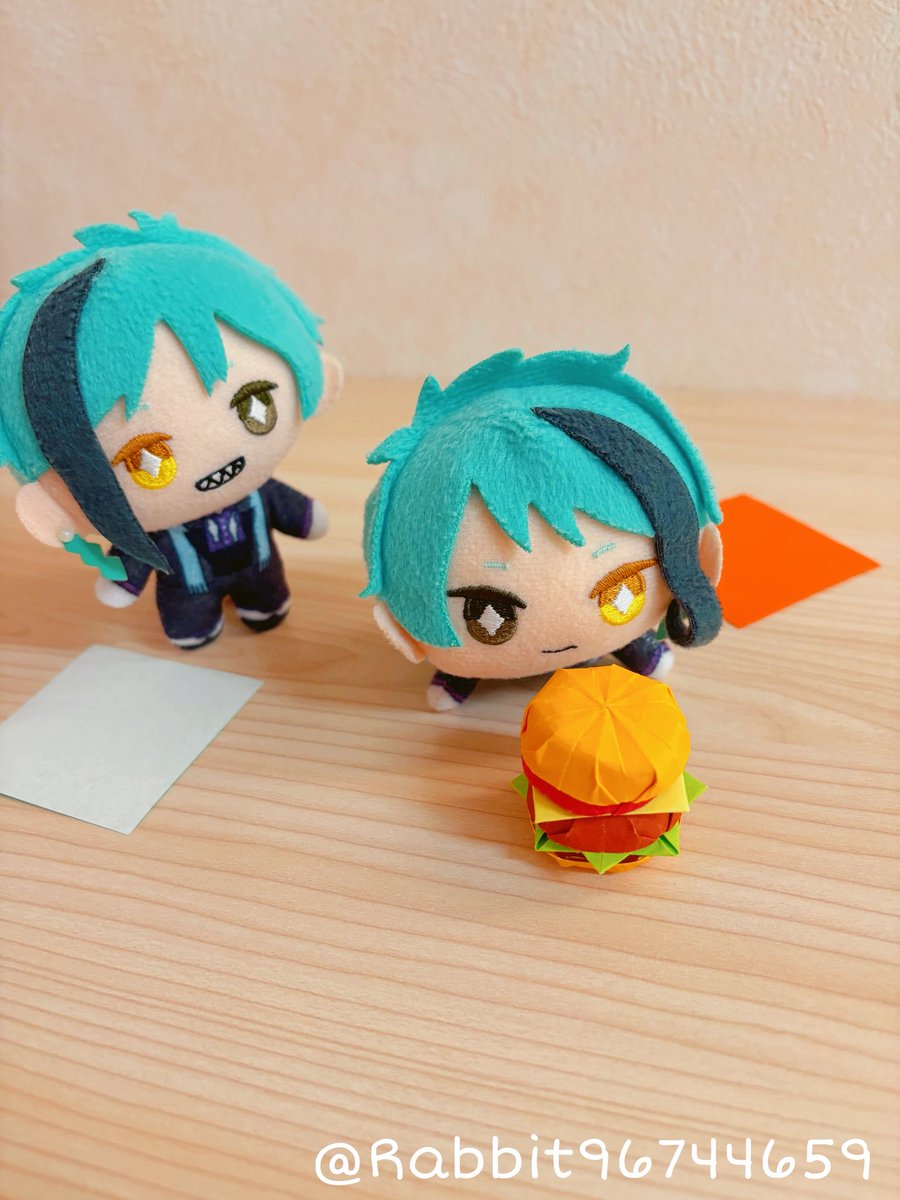 Rabbit96744659's tweet image. 🦈）みてぇ！おりがみで🍔つくった！！

🐬）おや…これはたべれますか？たべれますよね！では、いただきます！