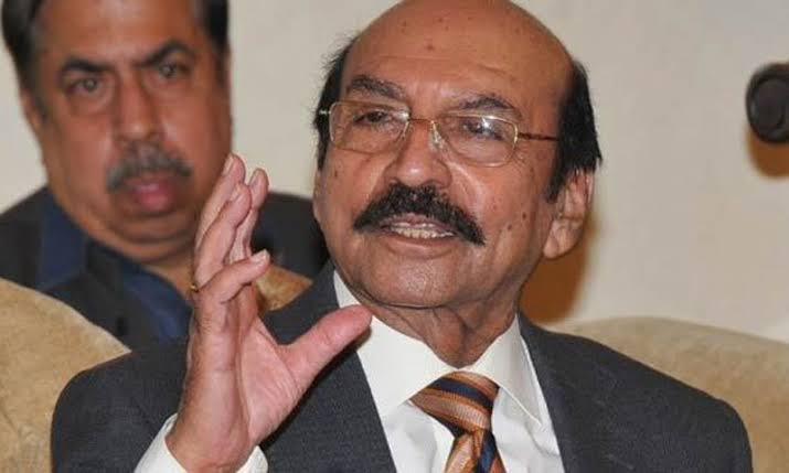 میں اتنا سا چھوٹا بچہ ہوا کرتا تھا جب محلے کے شرارتی بچے کہتے آؤ سائیں آج گیم کھیلتے ھیں تو میری امی مجھے ڈانٹ کر گھر لے جاتی جب میں امی سے پوچھتا کہ یہ گیم کیا چیز هوتی ھے تب امی کہتی کہ چھوٹے بچے ایسے سوال نہیں پوچھتے تو میں چپ ھوتا آج پتا چلا کہ گیم ایسی گندی چیز هوتی ھے 😋😋