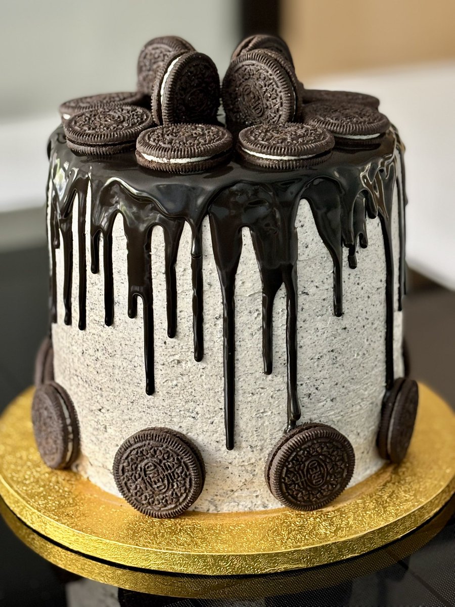 KarinAlphen's tweet image. Cookies and cream taart. Lagen: cookies &amp;amp; cream vanillecake met oreo bodem en stukjes oreo, chocoladecake, oreo’s, chocoladeganache, botercrême met oreo koekkruimels. Ik vind ‘m wel gelukt.
#layerup #howtocakeit #yolandagampp