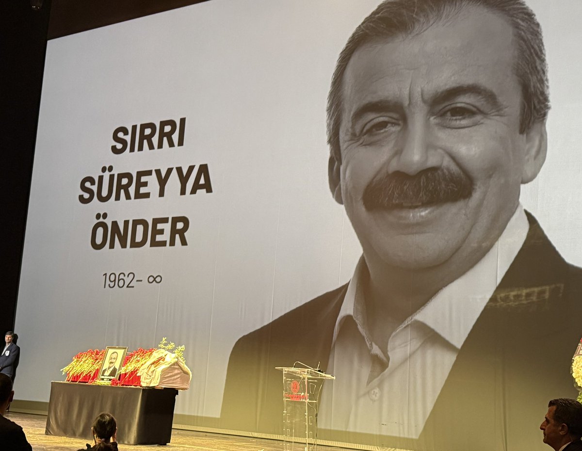 ahmetyildirihdp's tweet photo. Gözlerimiz yaşa boğulmuş, yüreğimiz dağlanmış yolculuyoruz.
Güle güle Sırrı Abi 
Oxir be Sirrî Abê 
#SırrıSüreyyaÖnder https://t.co/kviy6XQal1
