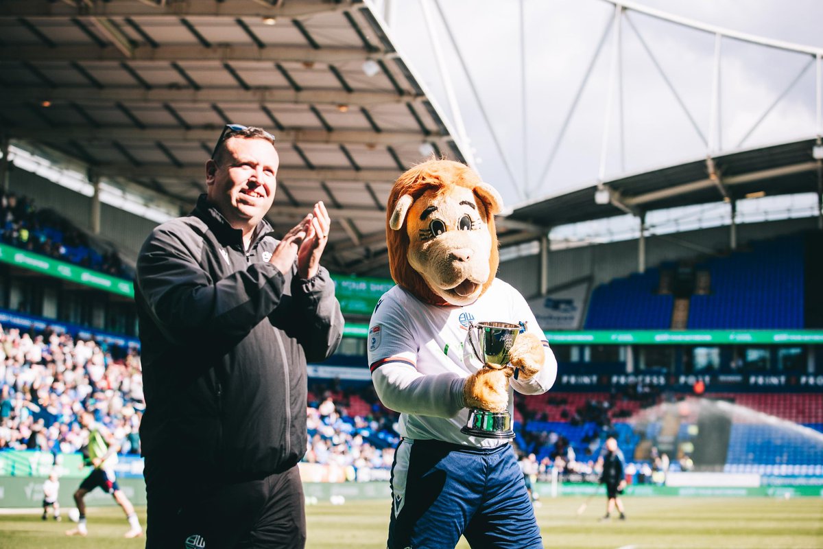 Brilliant for us to parade our two trophies at half-time of the first team game at the Toughsheet yesterday alongside the men’s U18s and B Team ⚪️

#bwfc