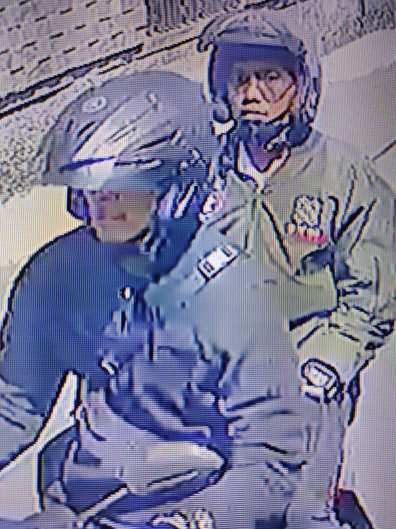 Tapi kejahatan seperti ini jangan sampai menimpa warga yang lain..
Sampai saat ini pelaku masih berkeliaran..
Jika teman-teman melihat wajah-wajah terduga pelaku yang kami dapatkan di CCTV, kiranya bisa membantu untuk lapor ke kepolisian <a href="/anggicau/">Anggiw</a> <a href="/haloriungbdg/">RIUNG BANDUNG</a> <a href="/PRFMnews/">Radio PRFM</a>