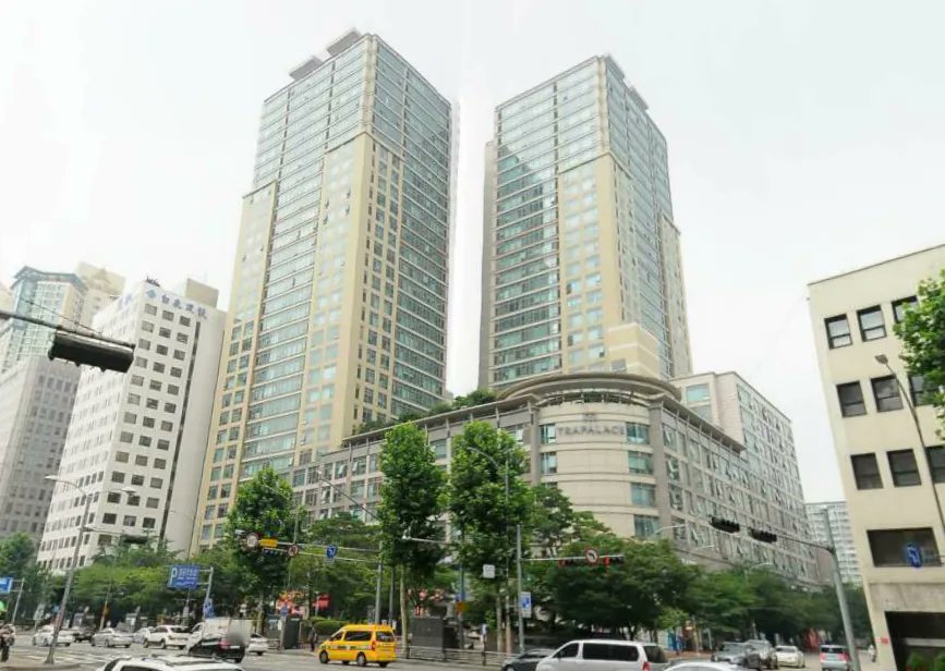 '윤 어게인’ 자유대학 자금줄 추적 2탄) 5억대 오피스텔에 사무실 마련한 자유대학

‘윤 어게인’ 신당을 준비 중인 ‘자유대학’이 사업장 소재지를 서울 마포구의 고가 오피스텔에 둔 것으로 확인됐습니다. 이 오피스텔의 전세가는 5~6억 상당인데, 이곳에서 자유대학 임원 5~6인이 합숙하며 활동하고