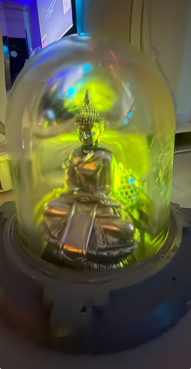 Ik heb met een gevonden glazen stolp een mini discobal een ledlampje  en een Boeddha een creatie gemaakt 🧘‍♂️🪷