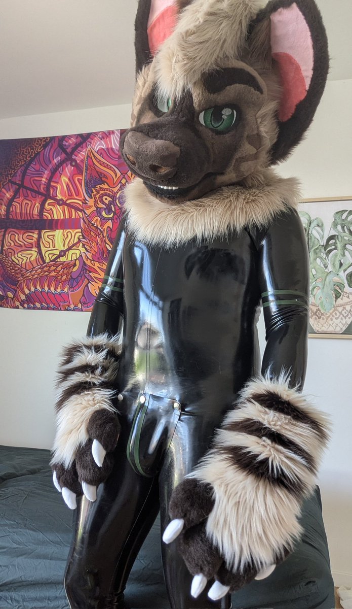 Rub your hands all over my body this #shinysaturday , I might take my codpiece off if you do a good job

#latex
#rubberfur