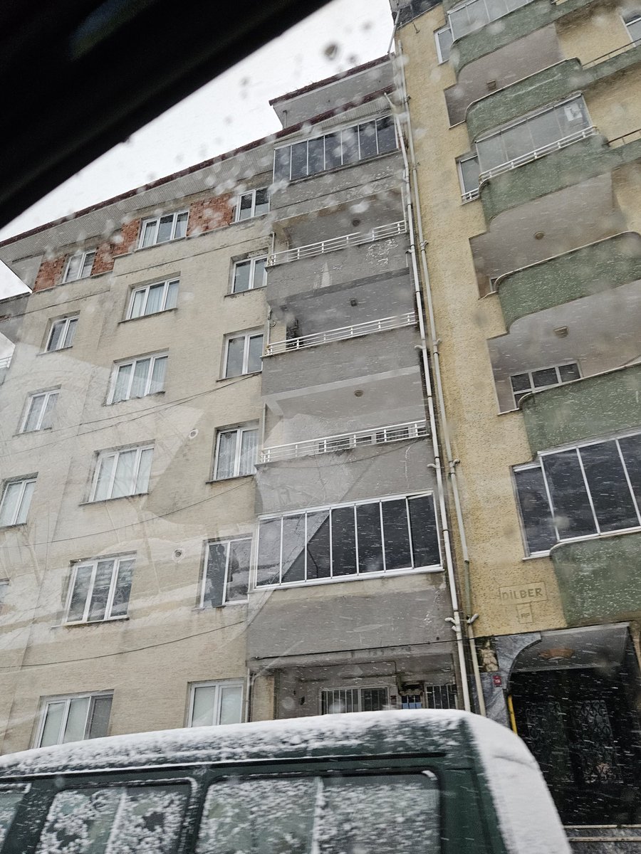 akinezya's tweet photo. @surmenebeltr Çalışmalarımıza ilçe sınırlarınız içerisindeki kaçak yapıları, Balkon kapatma, kuş gözü kulelerini yıkmayıda eklermisiniz. Vatandaşa eşit hizmet anlayışı ile. Gören gözlerin kılavuzu ihtiyacı olmazmış. @TrabzonValilik @TrabzonBelTr https://t.co/JBLeTclRoq
