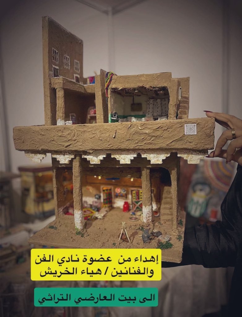 ZakiaAlsaqaabi's tweet photo. خلال المعرض قدمت الفنانة هيّا الحربش والفنانة ذهبة العوني عضوات نادي فن وفنانين هدايا تذكاريه من اعمالهن الجميله عربون شكر وتقدير 
واخذت لقطات مع عضوات الوفد الكويتي المشارك والزائرين من الوفد الفرنسي #فعاليات_المهرجان  مستمرة https://t.co/BBZmqt87pe