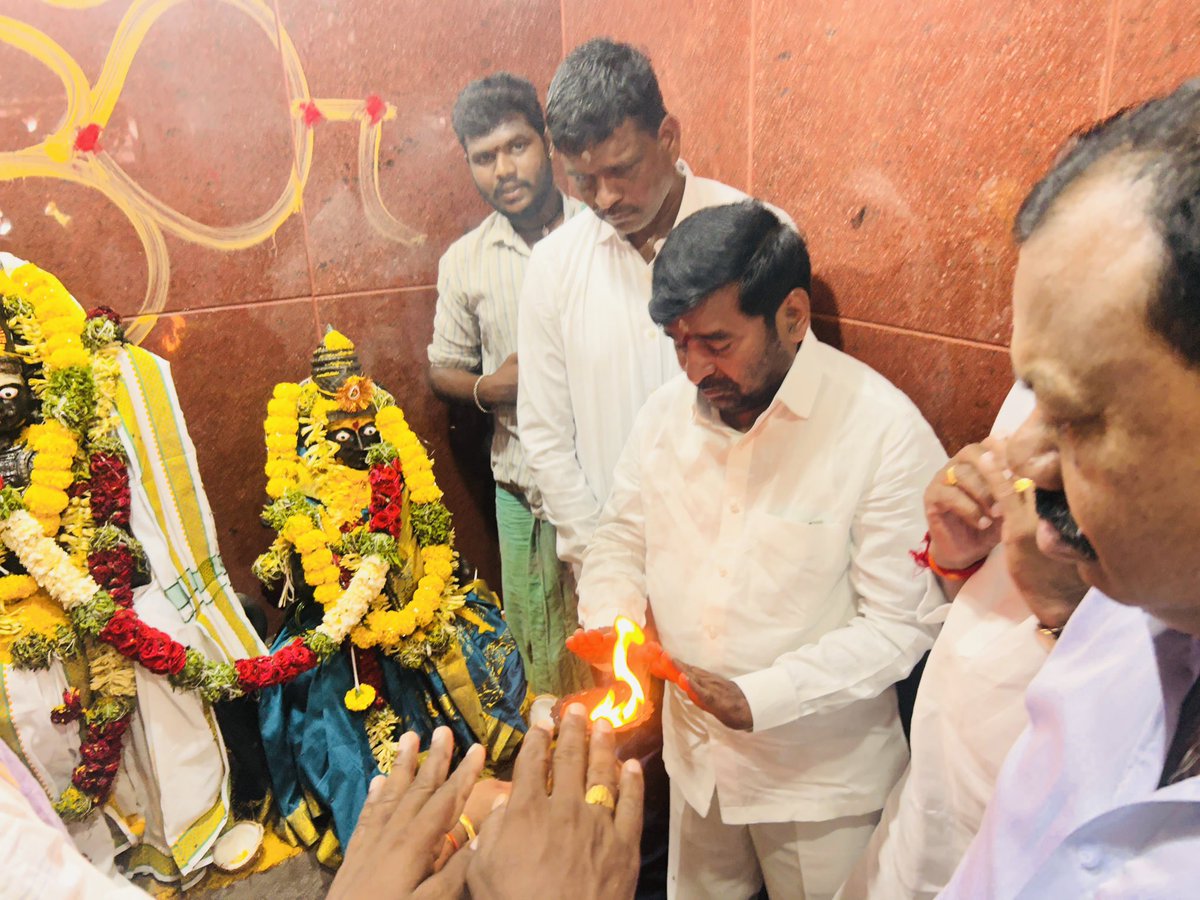 సూర్యాపేట నుండి బయల్దేరి మధ్యాహ్నం 2.15 గంటలకు మునుగోడు నియోజకవర్గం మల్లారెడ్డి గూడెం గ్రామంలో శ్రీ సురమాంబ సమేత కంఠమహేశ్వరస్వామి దేవాలయంలో విగ్రహ ప్రతిష్ట కార్యక్రమంలో మాజీ శాసన సభ్యులు కూసుకుంట్ల ప్రభాకర్ రెడ్డి, బిఆర్ యస్ రాష్ట్ర సీనియర్ నాయకులు క్యామ మల్లేష్, పాల్వాయి స్రవంతి