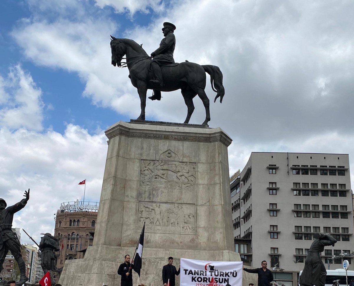 3 Mayıs Türkçüler Günü münasebetiyle düzenlediğimiz yürüyüşümüzde,
bir kez daha haykırdık:
“Türkçülük suç değil, şereftir!”

Teröre af kapıları aralanırken, Türkçülüğe engel çıkaranlara karşı,millî irademizi, tarihî sorumluluğumuzu ve sarsılmaz kararlılığımızı gösterdik.