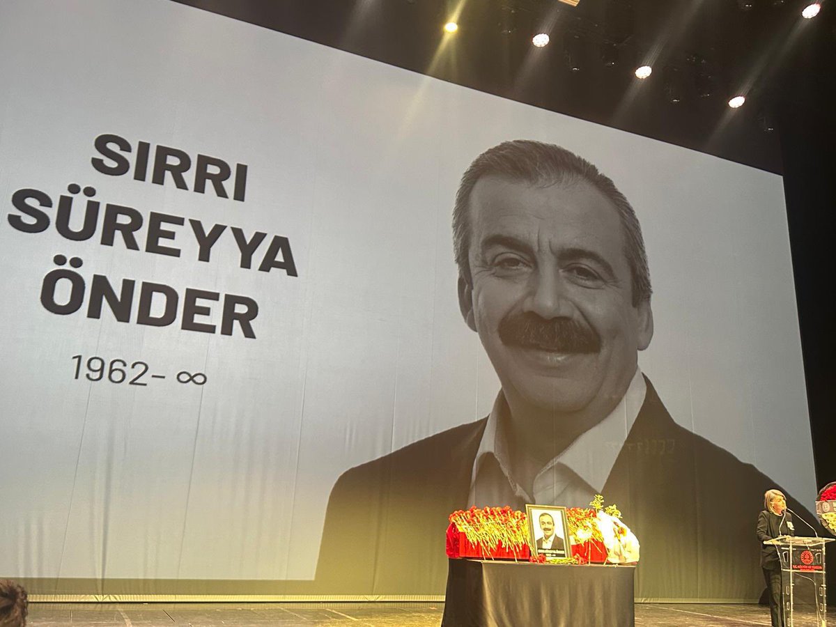 Dil disoje rêhevalê ezîz û hêja
Ev çûyin pir giran bû
Li Wanê deynê minî taştêya Wanê ji tera hebû Sırrı Abi , tu çûyî…

Biz oldun,barış oldun,direniş oldun,umut oldun
Sen aydınlıktın ve karanlığa karşı ömrünü verdin
Yüreğimizin en güzel yerindesin

Oxir be Sırrı Süreyya Önder…