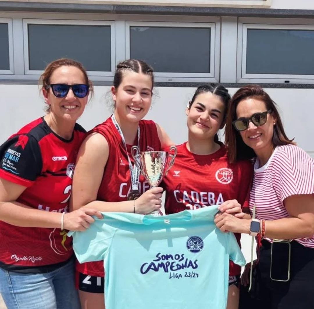 📸 ¡Comenzamos fuerte este #DíadelaMadre con doble representación! 😍

📌 Desde <a href="/FABM_ALMERIA/">FABM Almería</a> nos llega esta foto de Mª Carmen Rodríguez y Esther García, actuales 𝐜𝐚𝐦𝐩𝐞𝐨𝐧𝐚𝐬 de la #LigaAndaluzaVeteranas con Towanda BM Veteranas Almería junto a sus respectivas hijas Abril