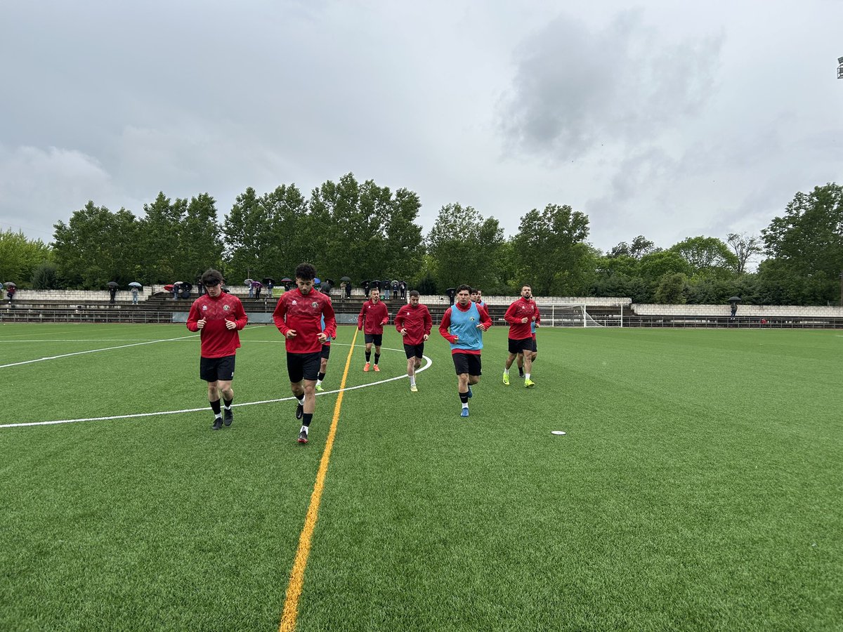 CdGevora's tweet photo. 🔥 Salen a calentar los nuestros bajo una lluvia débil. 

#Playoffs
#CiudadCDG https://t.co/VEOxm3Fdoe