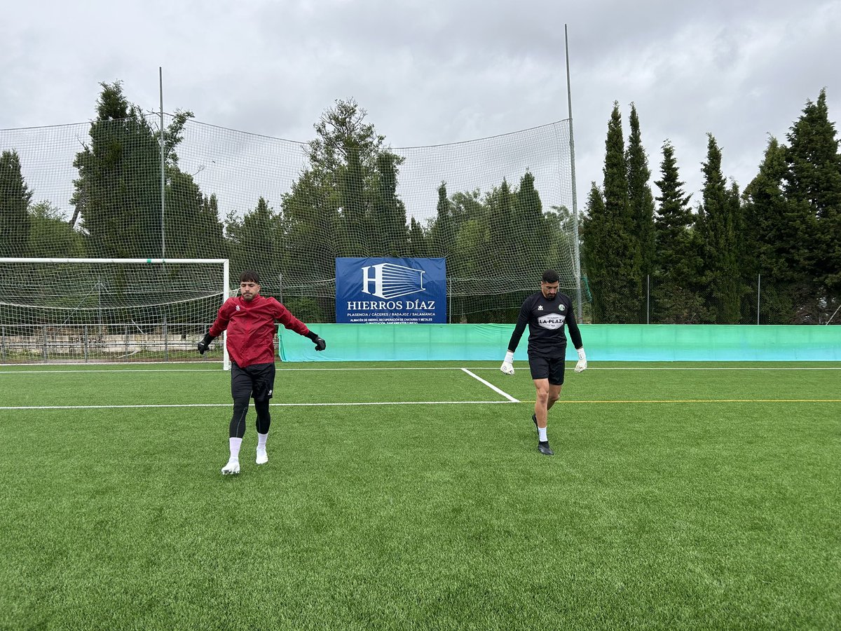 CdGevora's tweet photo. 🔥 Salen a calentar los nuestros bajo una lluvia débil. 

#Playoffs
#CiudadCDG https://t.co/VEOxm3Fdoe