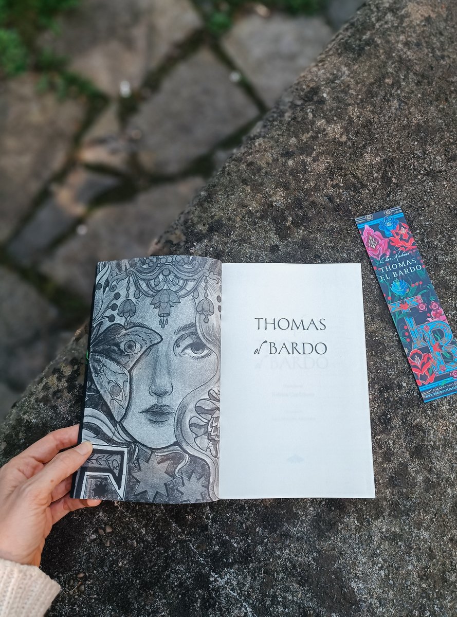 DuermevelaEd's tweet image. 🦋&quot;El país de los elfos, Elfame, mi mundo de las hadas... se aferra a lo que tiene. No te confundas, te desea igual que tú lo has deseado. Sírvele bien, y te liberaré tras siete años&quot;.

✨Último día ✨de PREVENTA de &apos;Thomas el Bardo&apos; de Ellen Kushner

🩶Ilustraciones Maria Matos