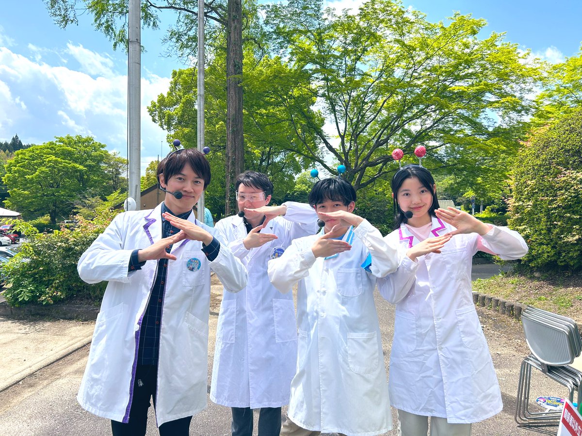 Keita_Saiki_'s tweet photo. 瑞浪市「こいのぼり祭2025」にて、サイエンスショーを2ステージお届けしました！お越しいただいた皆さま、ありがとうございました🙇‍♂️

宇宙人が未来の科学の先生と出会い、恐竜の時代にタイムスリップして無事生還する物語。

ショーが終わっても実験に夢中の子どもたち、最高でした✨ https://t.co/JrYotbIO66
