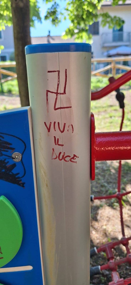 Se i bambini iniziano a disegnare svastiche nei parchi giochi, forse sarebbe più utile insegnare la Resistenza anziché la Bibbia. #matrice